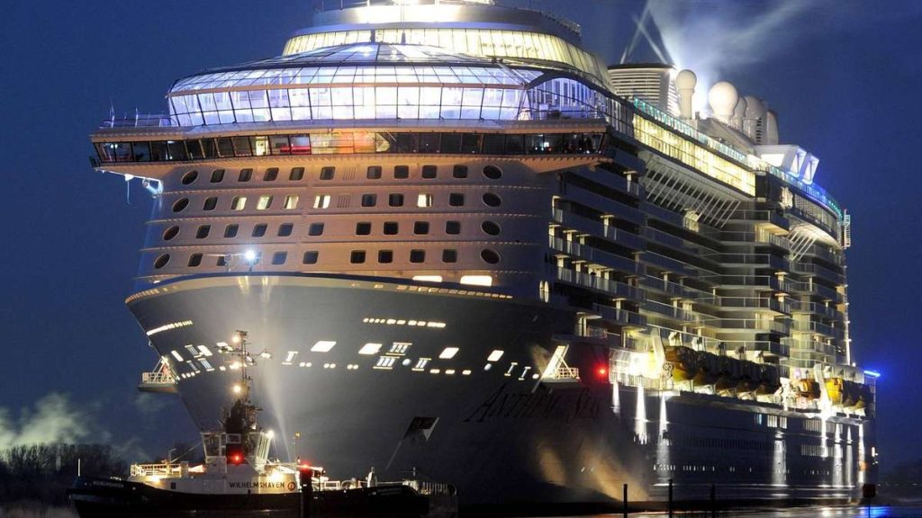 OpenAire Retractable Roof Encloses Pool on Royal Caribbean’s Quantum of the Seas featured image