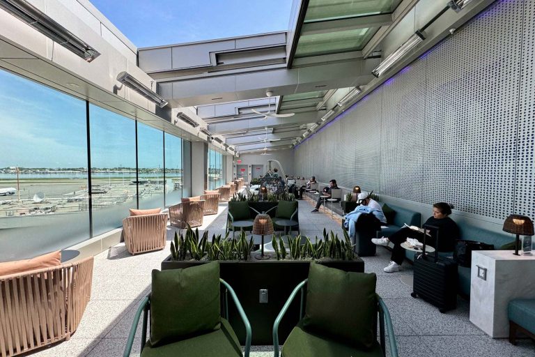 Delta Sky Club, La Guardia (LGA) Airport featured image
